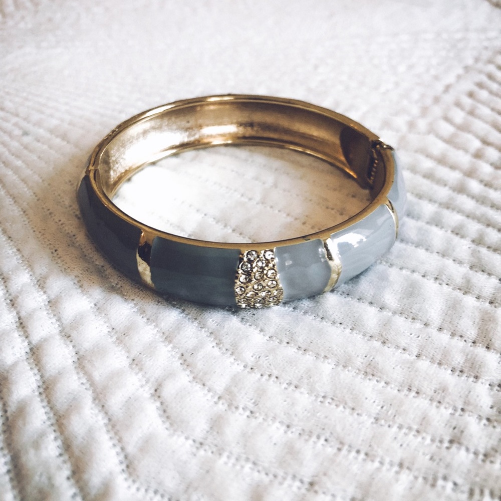 Clasp bracelet